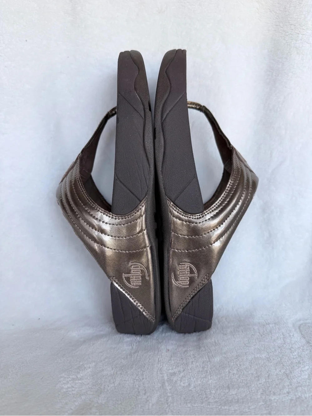 FitFlop Sandals Womens Size 8 Gold Thong Wedge Flip Flops Comfort Toning Slip On
